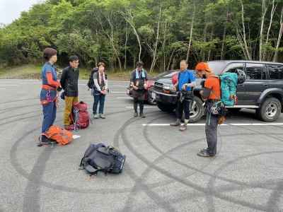 駐車場での反省会