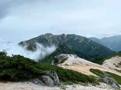 南沢岳山頂から望む烏帽子岳（手前）と野口五郎岳（奥）