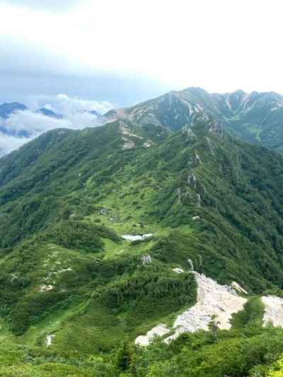 烏帽子岳の裾野に広がるエボシ四十八池