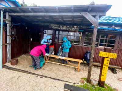 雨の中烏帽子小屋を出発 