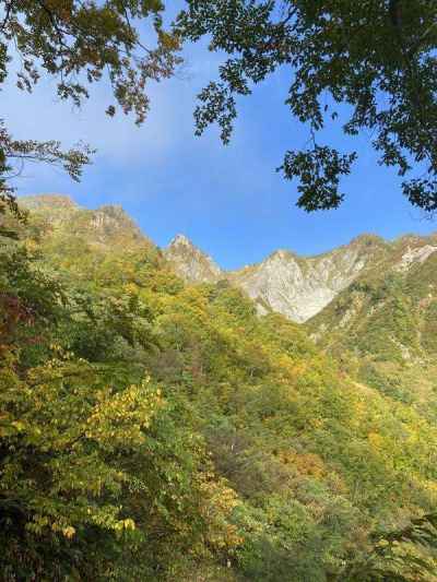 荒菅沢手前から見た大岩