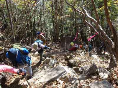 カミナリ岩への登りです 