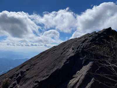 乾徳山らしい岩稜です 