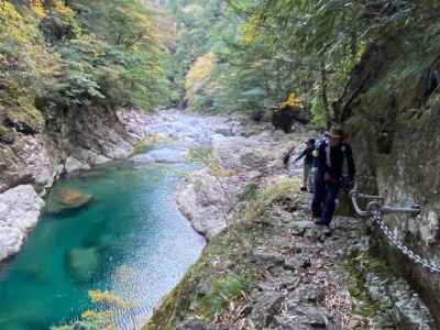 美しい瀞と登山道