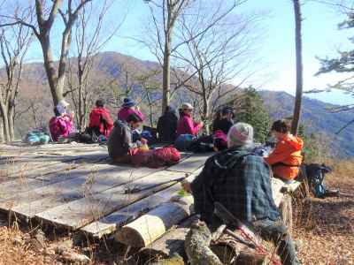 ヨモギ平　日差しを浴びながら大山さんと会食