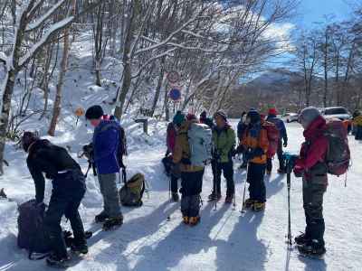 アイゼンを付けて黒檜山登山口から入山