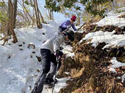 生藤山山頂東面の険阻な斜面 