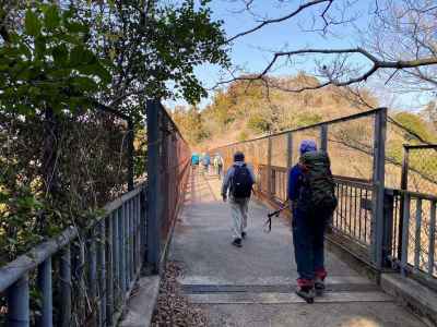 横横の橋を渡って田村梅林へ