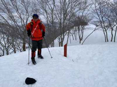 熊穴沢ノ頭避難小屋は雪の下 