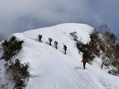 岩稜帯の登り返しも今年は雪の下 