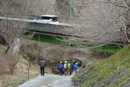 高速道路をくぐると風布