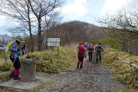 小沼から登山道が始まります