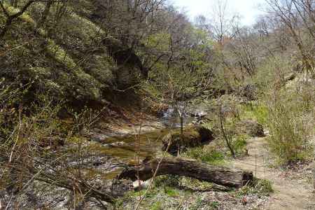 急坂を下ると粕川 