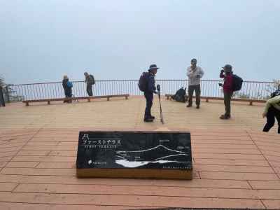 新道峠、ファーストテラスからの絶景は霧の中 