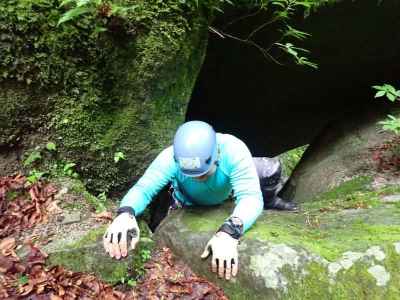 巨岩の隙間を這い上がる 