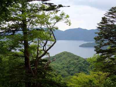 眼下に広がる中禅寺湖 