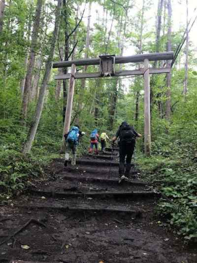 鳥居をくぐり登山道へ 