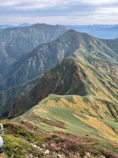 万太郎山から谷川岳を振り返る