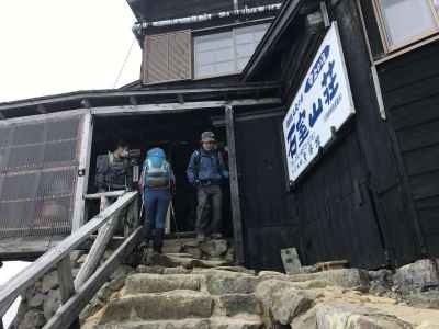 山荘の中を登山道が通る