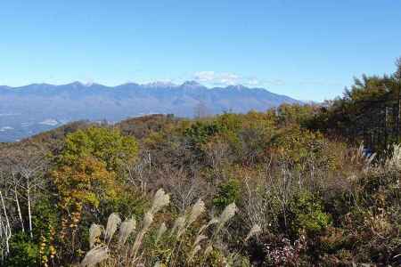 西峰から眺める東峰と八ヶ岳 