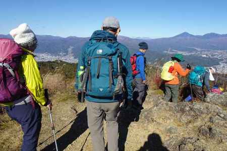 東峰から下山します