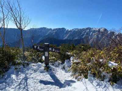 晴天の雪道を登る 