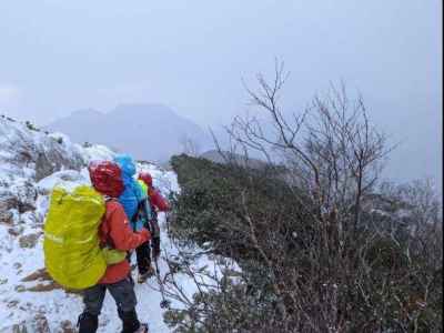 降り続く雪の中を下山 