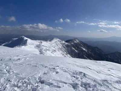 山頂から東へ連なる中ノ岳、家ノ串山、剣ヶ峰（剣ヶ峰山とは別）