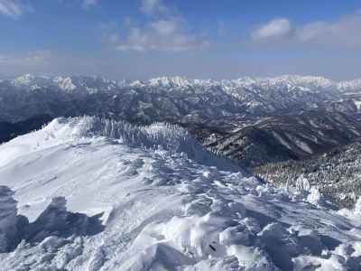 山頂付近から眺める上越国境の山々（北西方向）