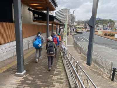 鶴巻温泉駅を出発 