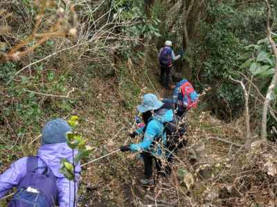 富山から西尾根を下るもまたまたロープの連続 