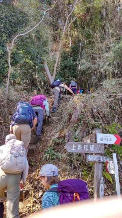 鶴島御前山への取付き点より始まる急な登り