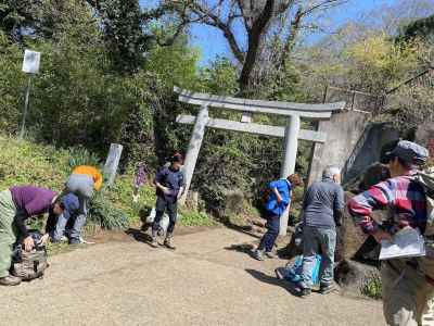 登山口での登山準備 