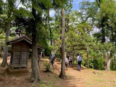 小野路城跡には小さな祠があった