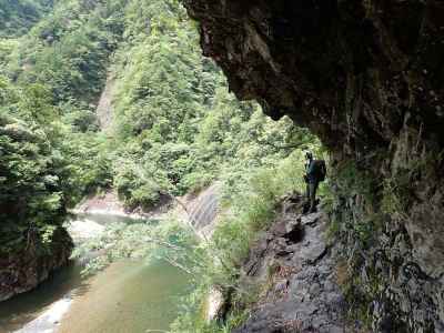 宮川沿いのコの字の登山道 