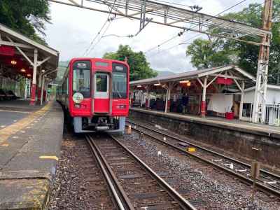 六文銭の旗たなびく九度山駅 