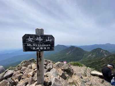 女峰山山頂　背景は左から男体山、大真名子、小真名子、右奥は日光白根山 