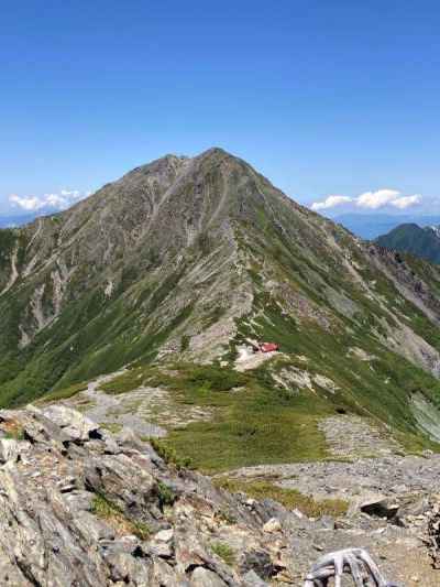 中白根山から北岳山荘、北岳を望む 