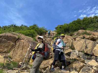 滑りやすい蛇紋岩の岩場 