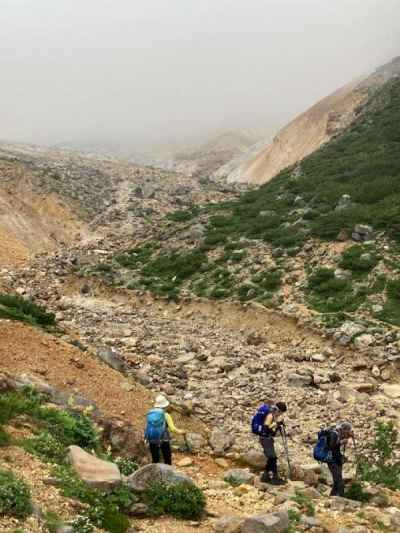 安政火山帯を横切り樹林帯へ