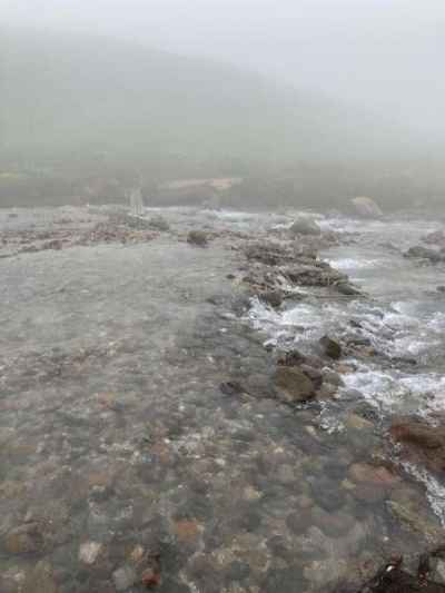赤石川は靴を脱いで渡渉 