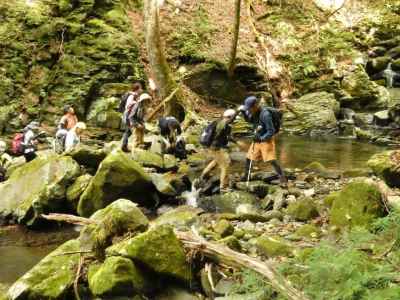 苔むす岩場を渡渉 