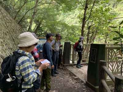 大垂水峠で国道を渡る 