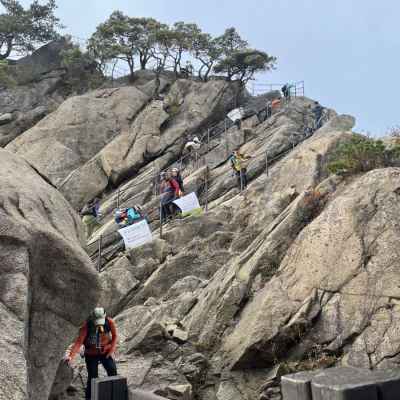 山頂までは岩壁をよじ登る 