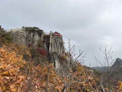 山頂に立つヨンジュ台 