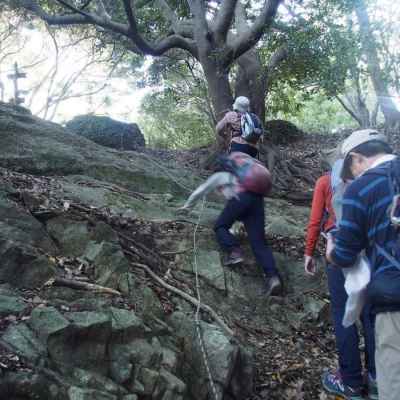 ここを登ると志下峠 