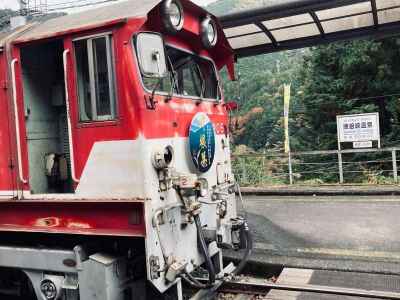 接阻峡温泉駅からアプト式電車に乗車 