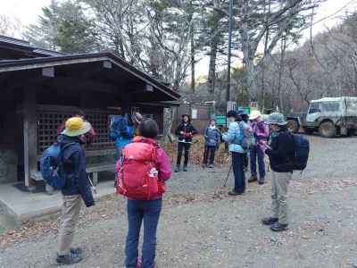 自己紹介をして登山開始 