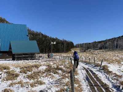 縞枯山荘から雨池峠へ向かう