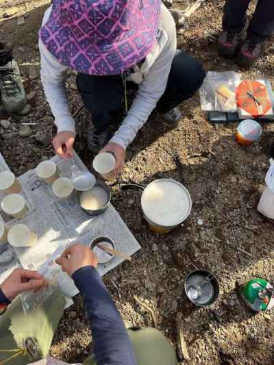 甘酒を配る 